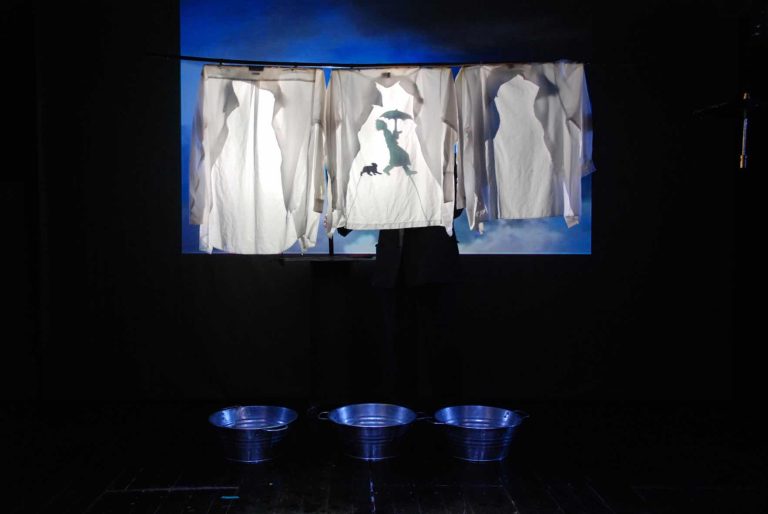 Spectacle 2007_Le miroir aux fourmis_Image fond bleu nuit et chemises blanches